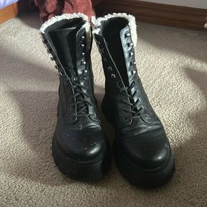 Black boots with fur trim, lace up